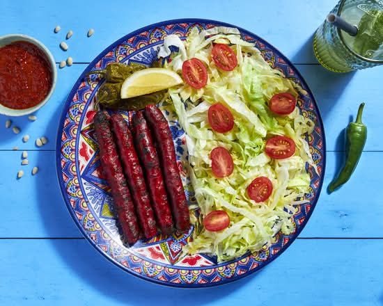 Assiette merguez grillées, salade et piments
