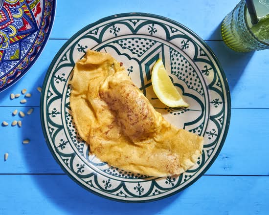 Brick à l'œuf garnie de thon et de câpres, avec citron