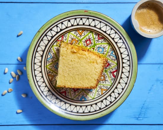 Part de gâteau harissa à la semoule et aux amandes