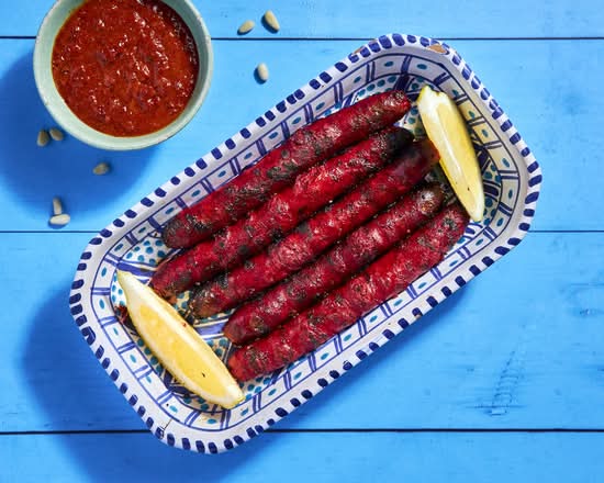 Cinq merguez de bœuf grillées avec citron et harissa