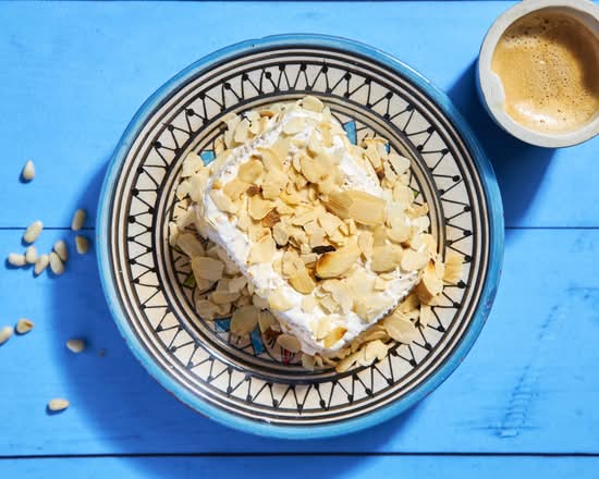 Nougat glacé maison recouvert d'amandes effilées