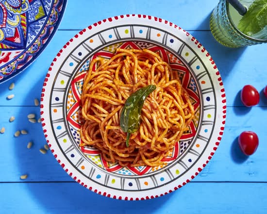 Spaghetti à la sauce tomate dans une assiette tunisienne