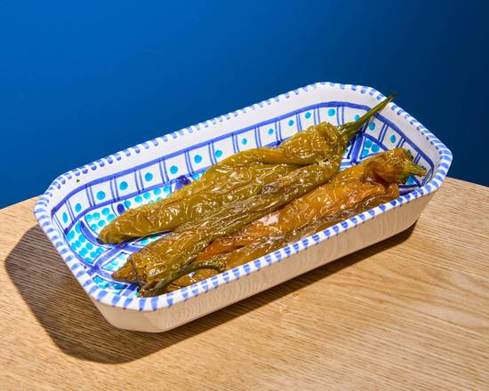 Piments frits à l'huile d'olive dans un plat en céramique tunisienne