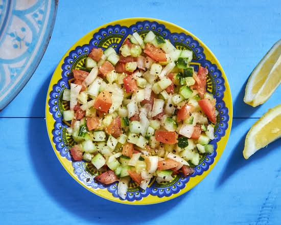 Salade israélienne de concombres et tomates finement coupés