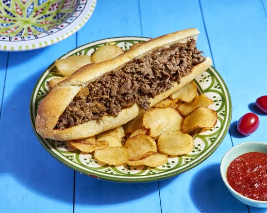 Sandwich carpaccio d'entrecôte en baguette avec frites façon chips
