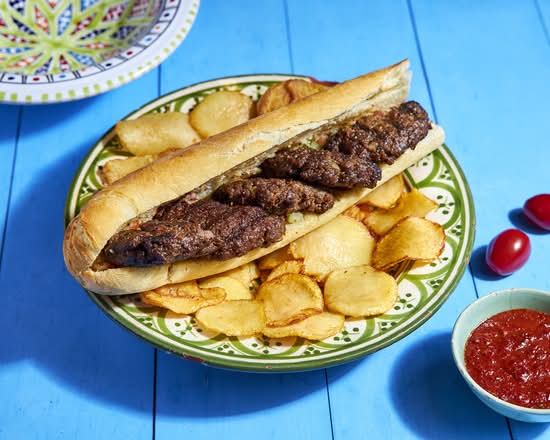 Sandwich kéfta de bœuf en baguette avec frites façon chips