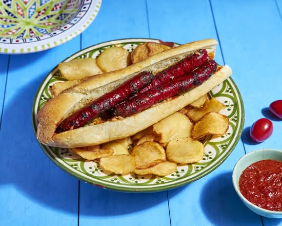 Sandwich merguez grillées en baguette avec frites façon chips