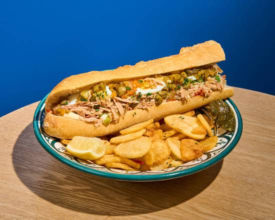 Sandwich tuna au thon en baguette avec frites